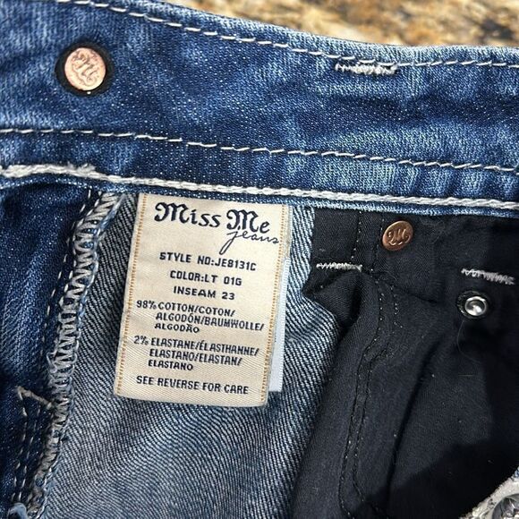Miss Me Signature Cropped Low Rise Embroidered Jeans Capri Size 25 - Picture 4 of 8